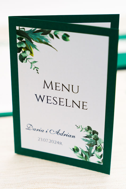 stylowe menu weselne na stoliki z zielonymi listkami
